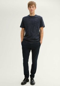 TOM TAILOR MIT BRUSTTASCHE - T-Shirt basic - navy multi inject