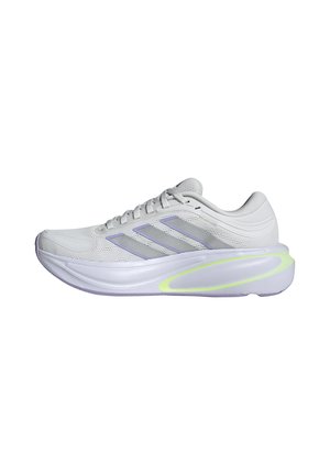 Weißer Laufschuh mit grauen Streifen, Mesh-Obermaterial, gedämpfter Sohle und gelbem Akzent nahe der Ferse, seitlich gezeigt.