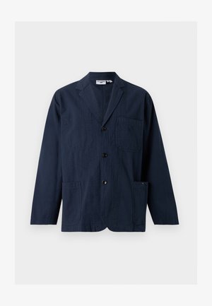 Sacou bleumarin texturat cu revere decupate, trei nasturi negri și trei buzunare frontale, pe un fundal simplu, deschis.