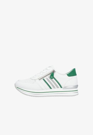 Zapato deportivo blanco con acentos verdes, diseño perforado, detalle de cremallera lateral y suela redondeada con acentos en plata.