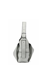 Borsa in pelle grigia chiara con una forma strutturata, dotata di una larga tracolla regolabile e dettagli di cucitura lungo i bordi.