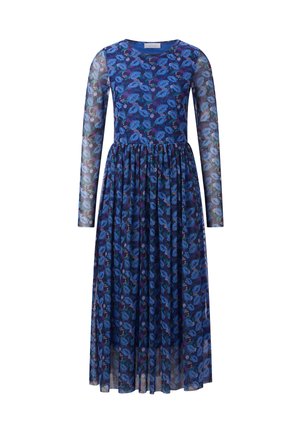 Langärmliges Kleid aus blauer Stoff mit floralem Muster. Das Oberteil ist tailliert und geht in einen fließenden Rock über, mit einem transparenten Überzug.