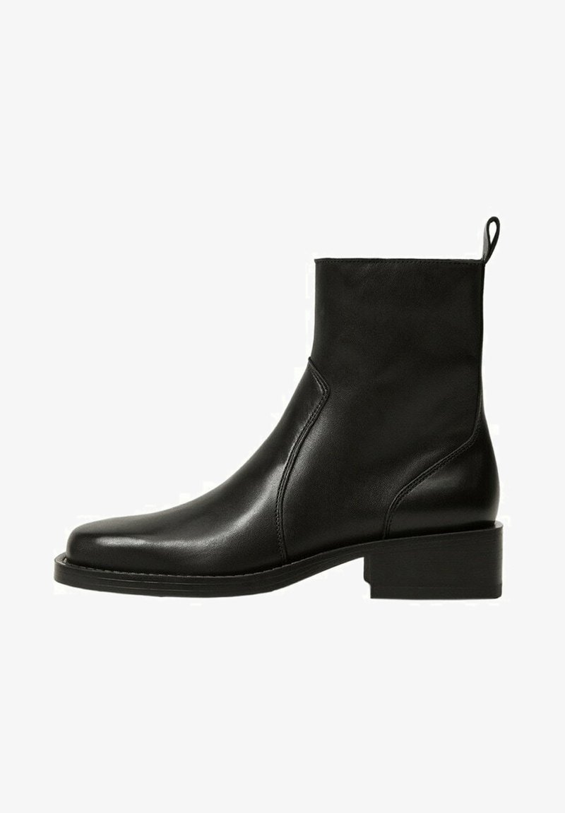 Bottine en cuir noir avec talon carré bas, bout arrondi, détails de couture latéraux et languette à l'arrière.