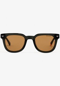 Gafas de sol rectangulares negras con lentes tintados en marrón. Fabricadas en plástico resistente, con un logo sutil en la patilla. Diseño limpio y moderno.
