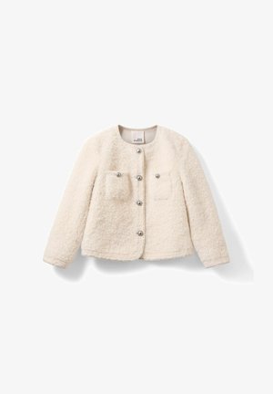 Slonovinový skrátený kabát vyrobený z textúrovanej látky, s okrúhlym výstrihom, dvoma prednými vreckami a strieborným zapínaním na gombíky.