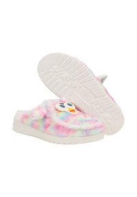 Chaussons glissants flous en tie-dye pastel avec une semelle blanche et un détail de visage de personnage à l'avant. Texture douce et forme arrondie.