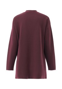 Weinrotes Langarmpullover in lockerer Passform, mit rundem Halsausschnitt und weichem, strukturiertem Stoff für einen angenehmen Lagenlook.