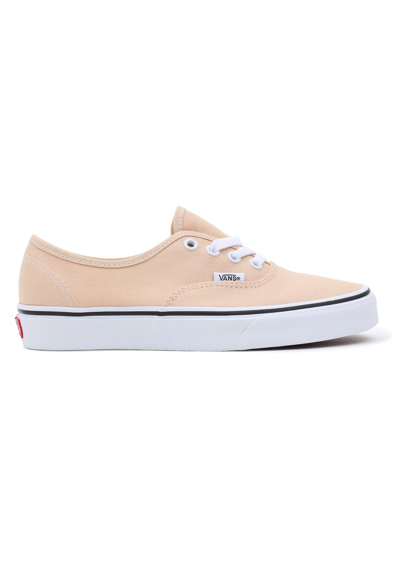 Sneakers din pânză bej cu șireturi albe, talpă din cauciuc, margine neagră și etichetă logo pe lateral; design cu toc jos și textură netedă.