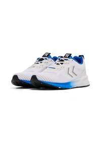 Weiße Sportschuhe mit blauen Akzenten, atmungsaktives strukturiertes Obermaterial, schwarze Sohle und Logo an der Ferse. Verfügt über eine Schnürung und Polsterung.