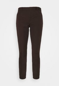 Hnědé kalhoty na míru s hladkým materiálem, slim fit a standardním pasem. Disponují poutky na opasek a dvěma předními kapsami, bez dalších detailů.