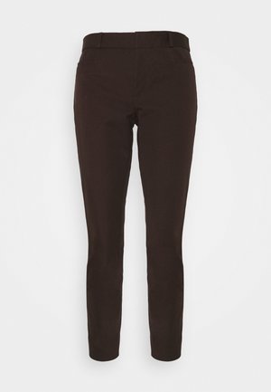 Pantaloni marroni su misura con un tessuto morbido, slim fit e vita standard. Presenta passanti per cintura e due tasche frontali, senza ulteriori dettagli.