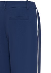 Námořnické modré kalhoty s hladkou texturou, zdobené bílým postranním pruhem a zadní kapsou. Ušitý střih s klasickým pasem.