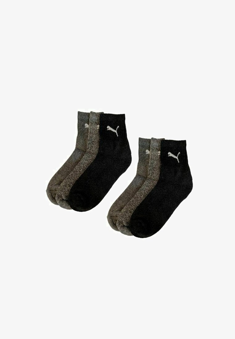 Zwei Sets mit jeweils drei Paar Puma Knöchelsocken in Schwarz und Dunkelgrau, nebeneinander auf einem weißen Hintergrund präsentiert.