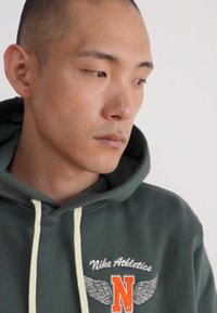 Nike Sportswear CLUB - Sweatshirt - vintage green