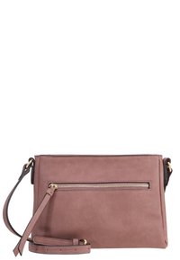 Bolso cruzado rectangular de color malva con un bolsillo frontal con cremallera, correa ajustable y herrajes en tono dorado sobre fondo blanco.