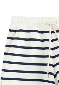 Páskované šortky z měkkého materiálu s alternujícími bílými a námořnickými modrými horizontálními pruhy, elastickým pasem a béžovým šňůrkovým stahováním se zlatým kováním.