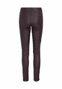 Jean skinny bordeaux avec une texture lisse et brillante, doté de deux poches arrière et d'une coupe fuselée.