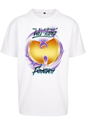 Balts kokvilnas T-krekls ar lielu dzeltenu Wu-Tang logo, uz kura ir iespiests "Wu-Tang" un "Forever" teātra un purpura akcentu krāsās.