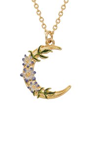 Gul halvmåne-pendant prydd med blå blommor och gröna blad. Kedja ingår. Texturerade detaljer framhäver designen.
