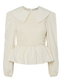 Cremefarbige Bluse mit großem flachem Kragen, gerüschtem Oberteil und puffigen Ärmeln. Merkmale sind ein Peplum-Saum und ein Rückenverschluss. Hergestellt aus leichtem Stoff.