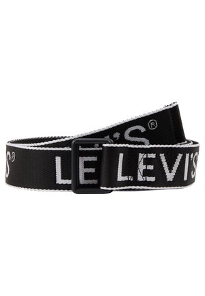 Ceinture en tissu noire avec texte du logo Levi's en blanc et boucle rectangulaire noire, montrée enroulée sur un fond blanc.