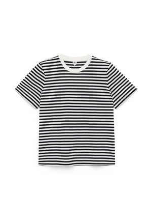 Sort-hvid stribet t-shirt med korte ærmer og rund hals; lavet af et glat, let stof. Striberne er jævnt fordelt.