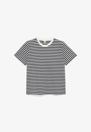 Sort-hvid stribet t-shirt med korte ærmer og rund hals; lavet af et glat, let stof. Striberne er jævnt fordelt.