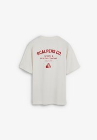 Camiseta blanca de algodón de manga corta. En la parte de atrás hay un texto impreso en rojo que dice "SCALPERS CO. SPORTY & HEALTHY COMPANY COOL PLAYERS".