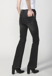 Koroshi FLARED - Pieguloša piegriezuma džinsi - black denim