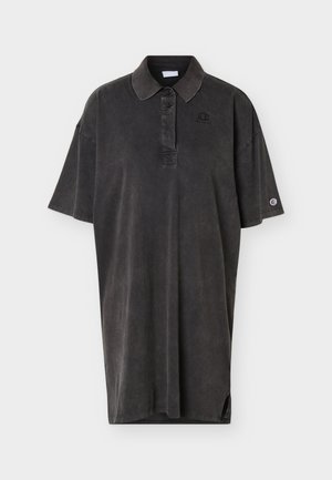 Tricou polo negru supradimensionat cu mâneci scurte, cu două nasturi la guler, logo mic pe piept și patch cu logo pe mâneca stângă.