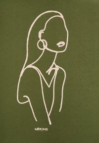 Olijfgroene t-shirt met een witte lijntekening van een profiel met lang haar en een oorbel, van textuurstof met het merkembleem "MIRON'S" aan de onderkant.