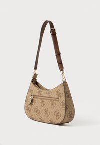 Brązowa torba na ramię z charakterystycznym wzorem monogramu, gładką fakturą, przednią kieszenią na zamek oraz regulowanym paskiem z metalowymi elementami w kolorze złotym.