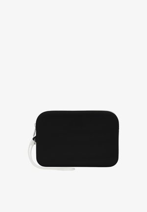 Caja rectangular negra hecha de material suave, con una correa para la muñeca blanca y un sutil logo. Textura lisa con bordes redondeados.