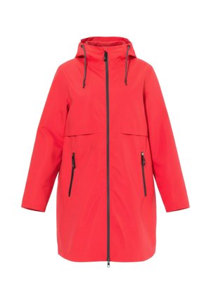 Veste imperméable rouge avec capuche, deux poches avant à rabat, poches latérales à fermeture éclair, et fermetures éclair contrastantes foncées. Tissu lisse et léger.