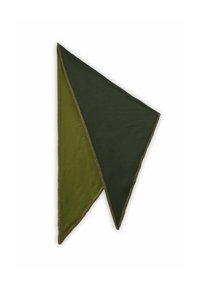 Écharpe triangulaire verte en tissu doux, avec des sections vert foncé et olive, ornée d'un bord cousu contrastant.