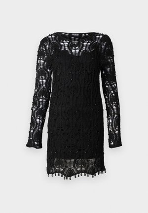 Melnas mežģīņu kleitas ar garām piedurknēm, kurai ir ziedu raksts, pērlīšu akcenti un frēgēta apakšmala. Puscaurspīdīgs audums.