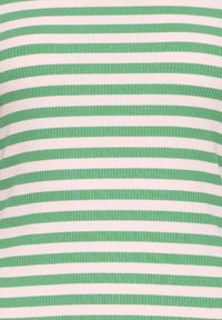 Nahaufnahme von geripptem Stoff mit horizontalen grünen und weißen Streifen, die die Textur und Musterdetails eines Kleidungsstücks zeigen.