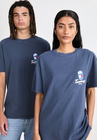 Tommy Jeans FUN NOVELTY TEE UNISEX  - T-shirt estampada - dark night navy