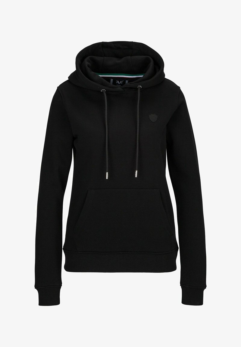 Zwarte hoodie van zacht materiaal, met een ruime voork pocket, trekkoord en een klein logo op de borst. Gestructureerde binnenvoering.