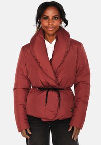 Rød vattert jakke med en bred sjalkrage, belte i midjen og sidelommer. Glatt tekstur med blank overflate og minimalt med beslag.