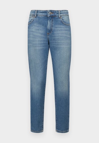 Ανοιχτό μπλε τζιν από ύφασμα τζιν με σχεδίαση ίσιας γραμμής, μπροστινές τσέπες και κούμπωμα με κουμπί. Το ύφασμα έχει μια λεία, ελαφρώς ξεθωριασμένη υφή.