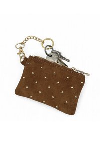 Porte-clés en daim marron avec des clous dorés, fermeture éclair et porte-clés en métal attaché. Design compact avec une texture douce.