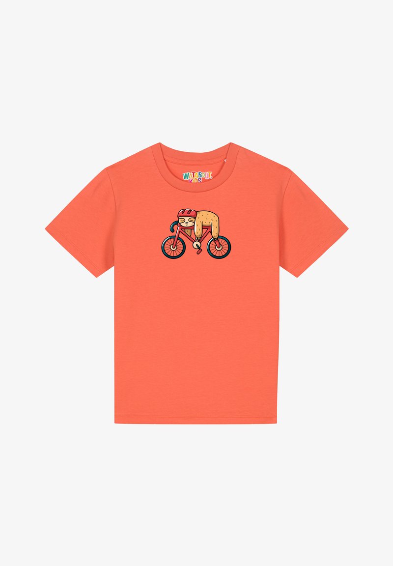 Korallenfarbener Baumwoll-T-Shirt mit einem Cartoon-Faultier, das Fahrrad fährt. Kurze Ärmel und Rundhalsausschnitt mit einem verspielten Grafikdesign auf der Vorderseite.
