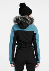 Zwarte en teal ski-jack met nep bont trim, verstelbare taille en elastische manchetten; beschikt over een capuchon en lange mouwen.