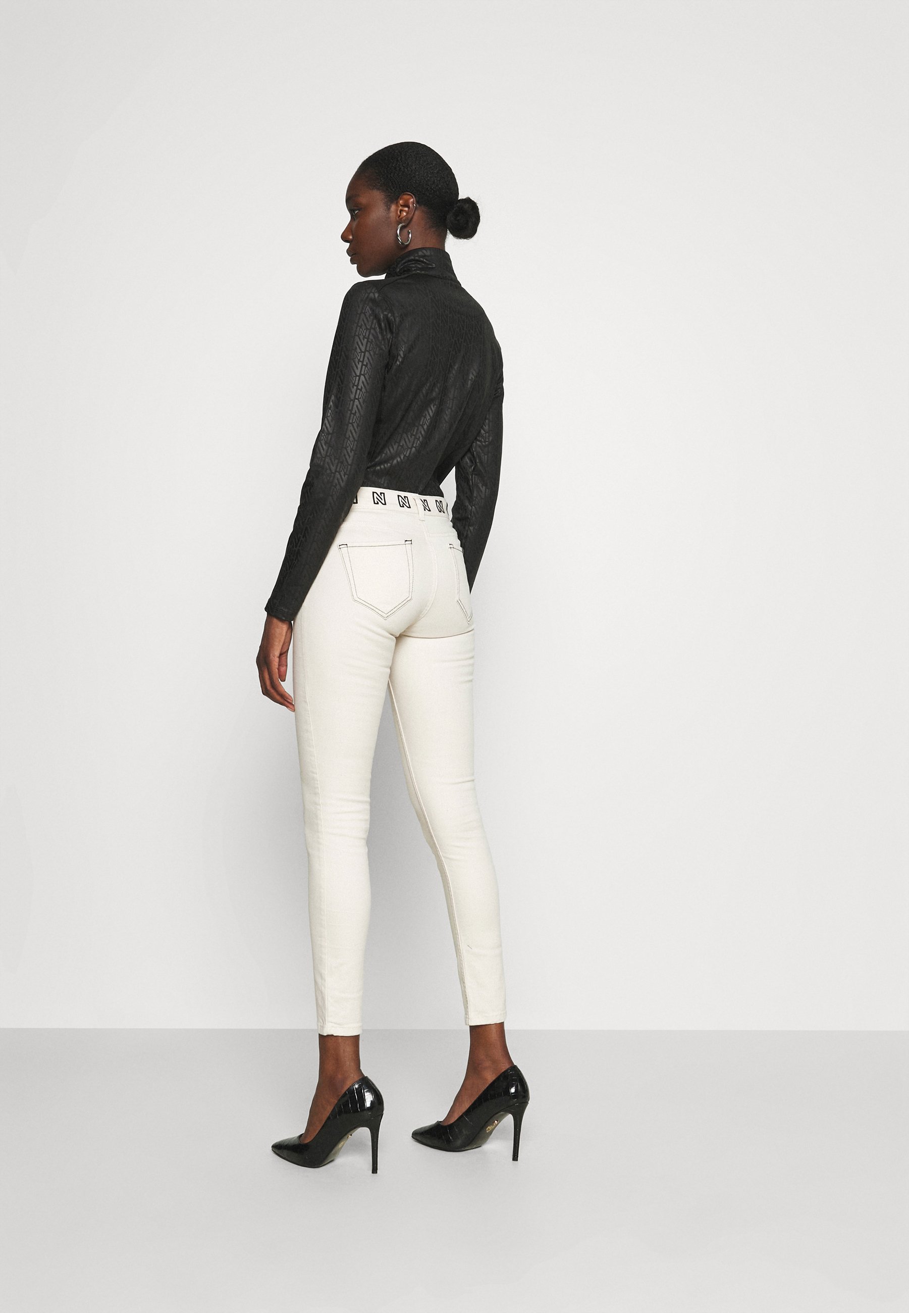 NIKKIE BETTY CONTRAST STITCHING - Jeans Skinny Fit - cream/off-white -  Zalando.co.uk