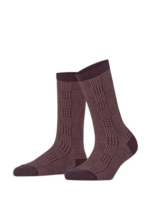 Paar bis zur Mitte der Wade reichende gemusterte Socken in Dunkellila und Mauve mit gerippten Bündchen, Zehen und Fersen auf weißem Hintergrund.