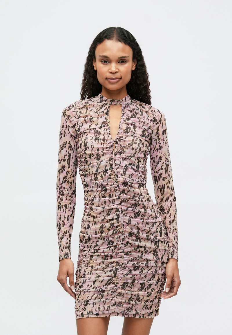 Pikad varrukad mini kleit looriroosa kangast, millel on leopardi muster. Omab kokkuvolditud detailsusi ja võtmeaugu kaelust. Sile tekstuur.