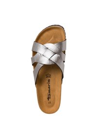 Sandal dorato con cinghie incrociate e design testurizzato, caratterizzato da una soletta imbottita marrone e una suola nera a contrasto. Logo del marchio visibile.