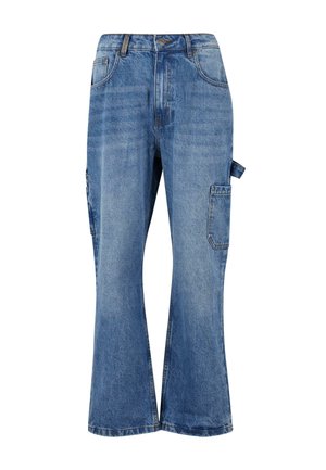 Šviesiai mėlynos džinsinės cargo kelnės su plačiomis kojomis, turinčios Kišenes su prisiuvinėjimais, sagtys ir užtrauktuką, bei diržo kilpą šone.