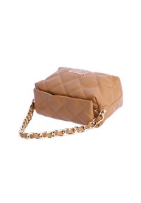 Bolso acolchado color beige con una correa gruesa de cadena dorada, que presenta una placa con el logo en el frente y una textura suave con detalles sutiles de costura.